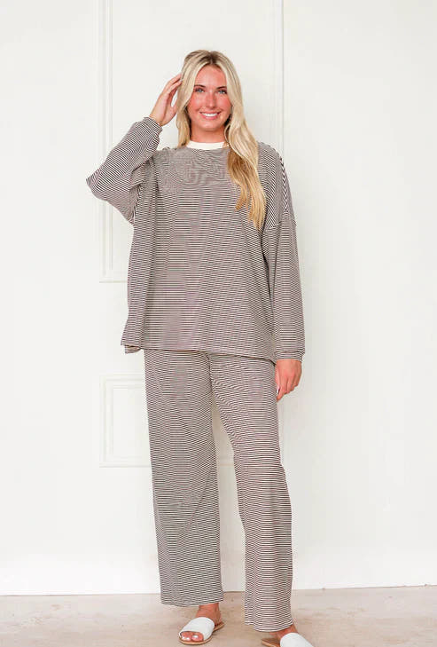 Top e pantaloni oversize in pile a righe
