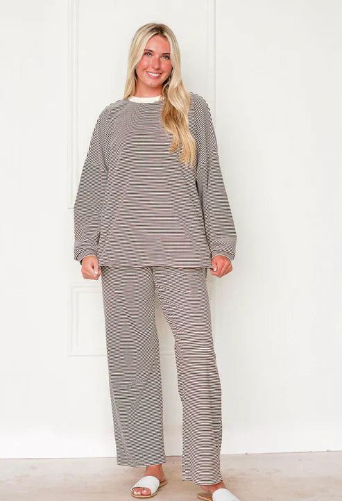 Top e pantaloni oversize in pile a righe