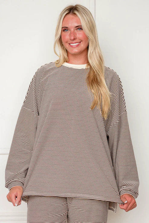 Top e pantaloni oversize in pile a righe