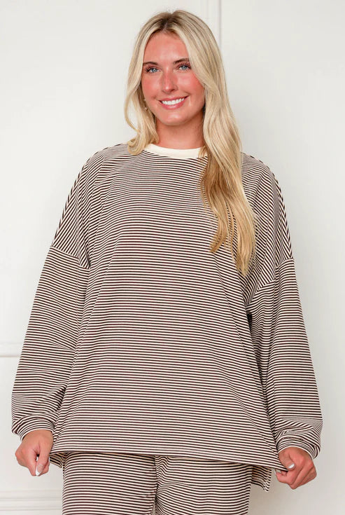 Top e pantaloni oversize in pile a righe