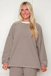 Top e pantaloni oversize in pile a righe