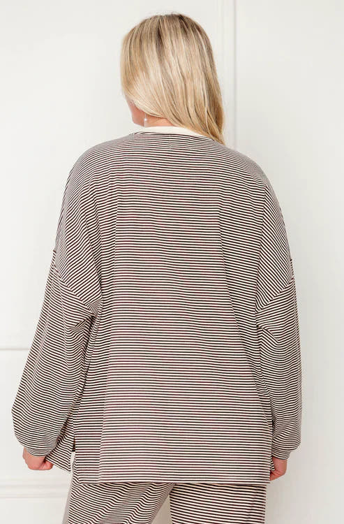 Top e pantaloni oversize in pile a righe