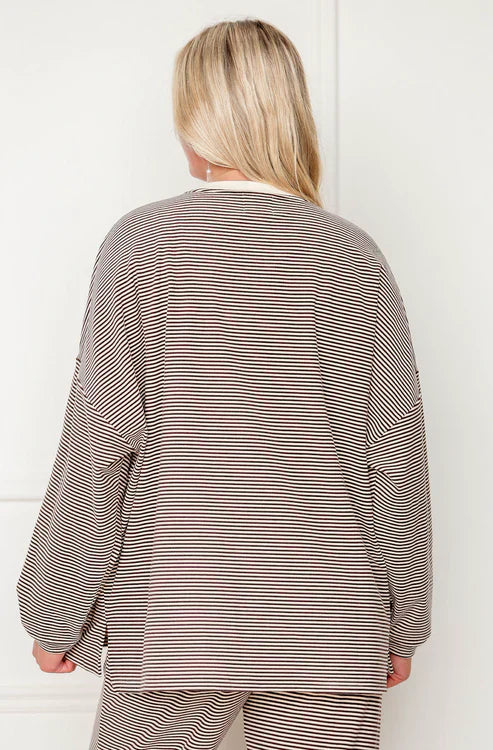 Top e pantaloni oversize in pile a righe
