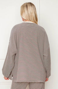 Top e pantaloni oversize in pile a righe